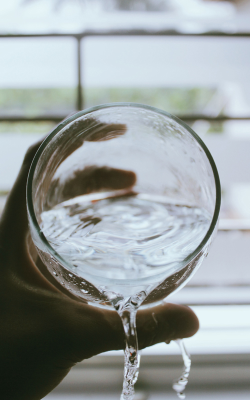 コップ一杯の水